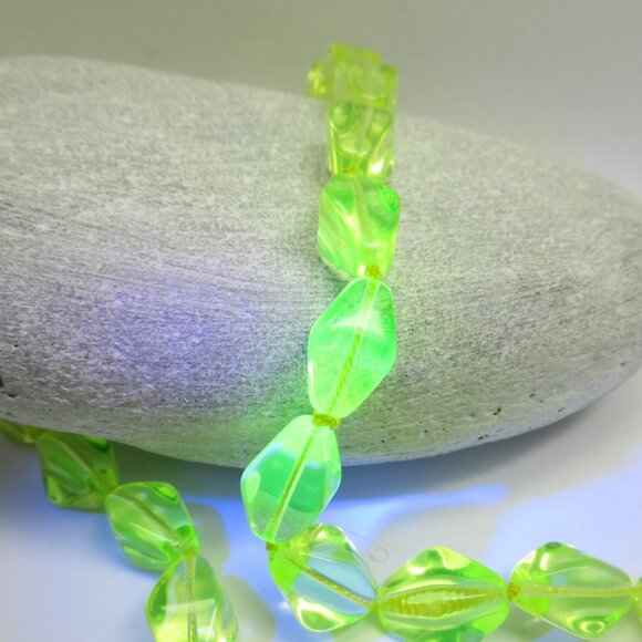 Uranium glass bead necklace - Picture 9 of 11
